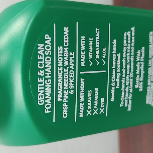 Bath & Body Works TREE FARM Foaming Hand Soap & Candle Gift Set - Picture 2 of 4